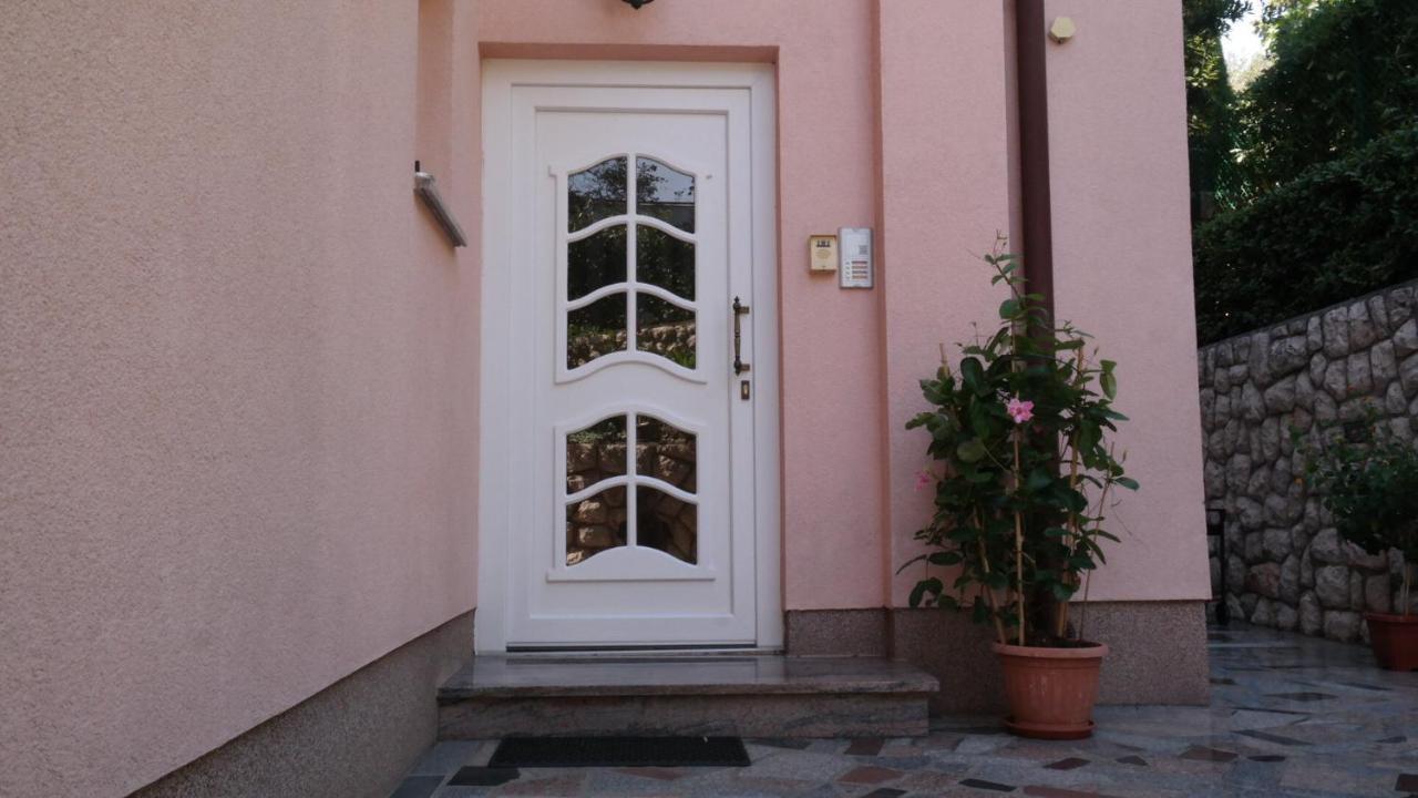 Apartmani Lili โนวีวีโนดอลสกี ภายนอก รูปภาพ