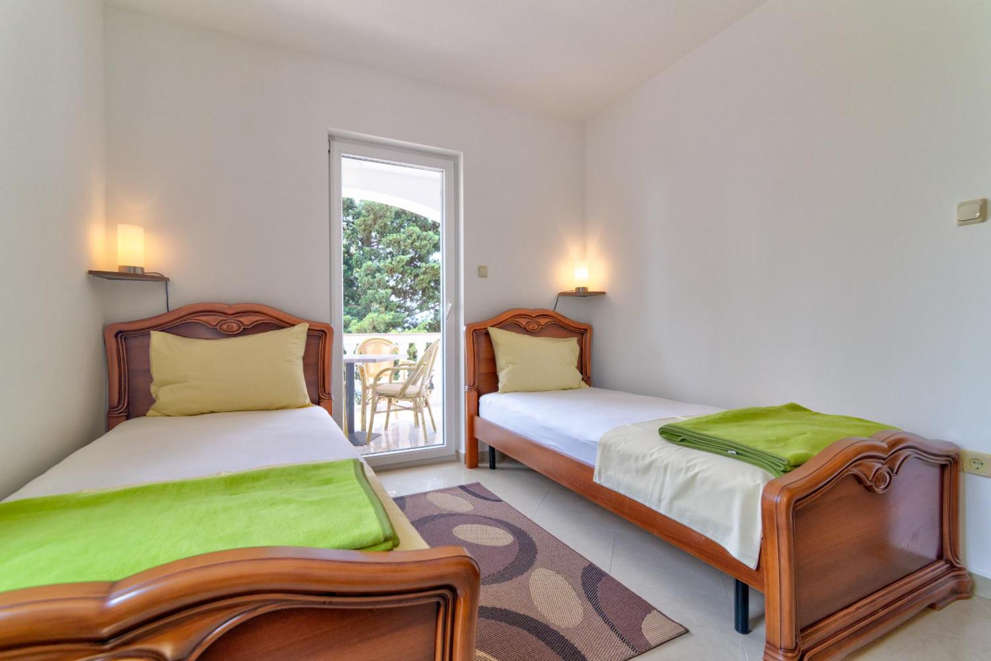 Apartmani Lili โนวีวีโนดอลสกี ภายนอก รูปภาพ